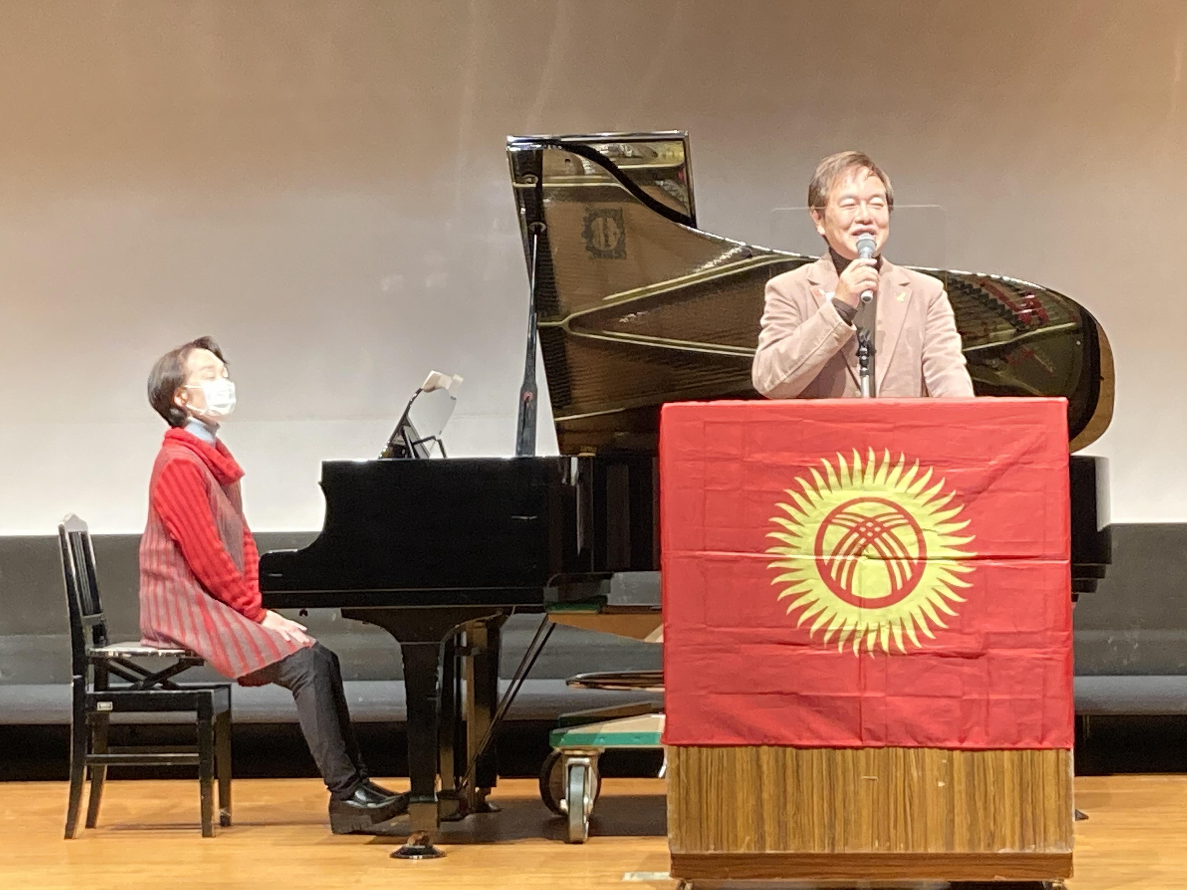 講師とピアノ伴奏者