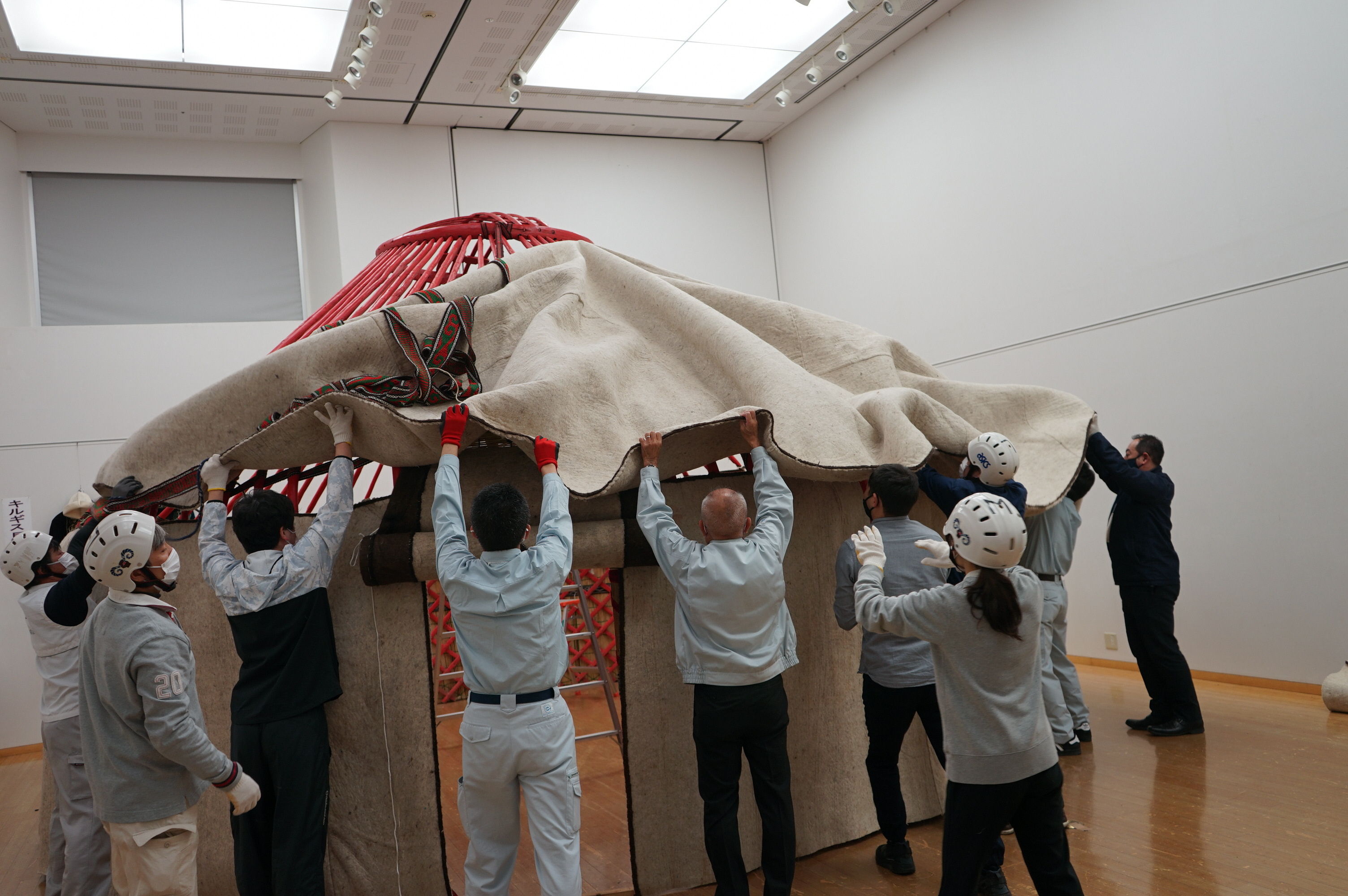 屋根のフェルトをつける様子の写真