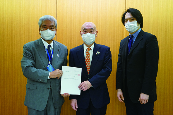 第六次羽村市長期総合計画について、並木市長から審議会会長に諮問