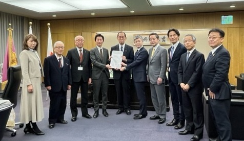 地域手当に関する級地区分の要望書を手渡した時の様子