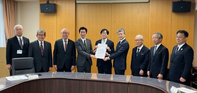 地域手当に関する級地区分の要望書を渡した後の様子