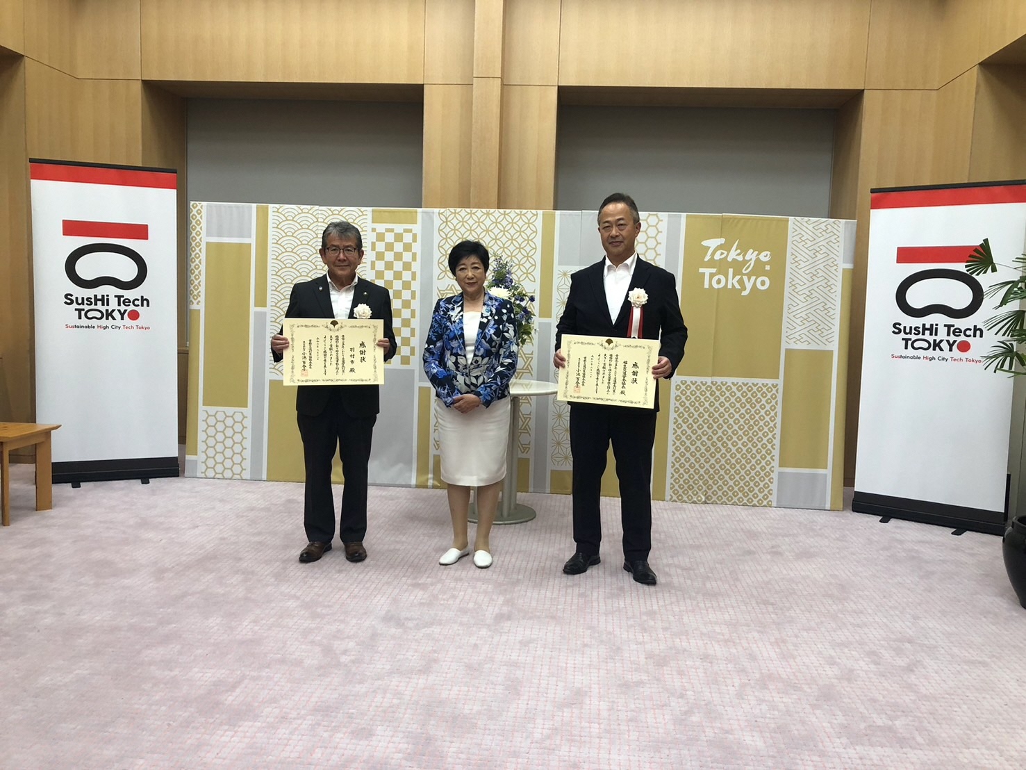 左から羽村市長、東京都知事、福生交通安全協会会長