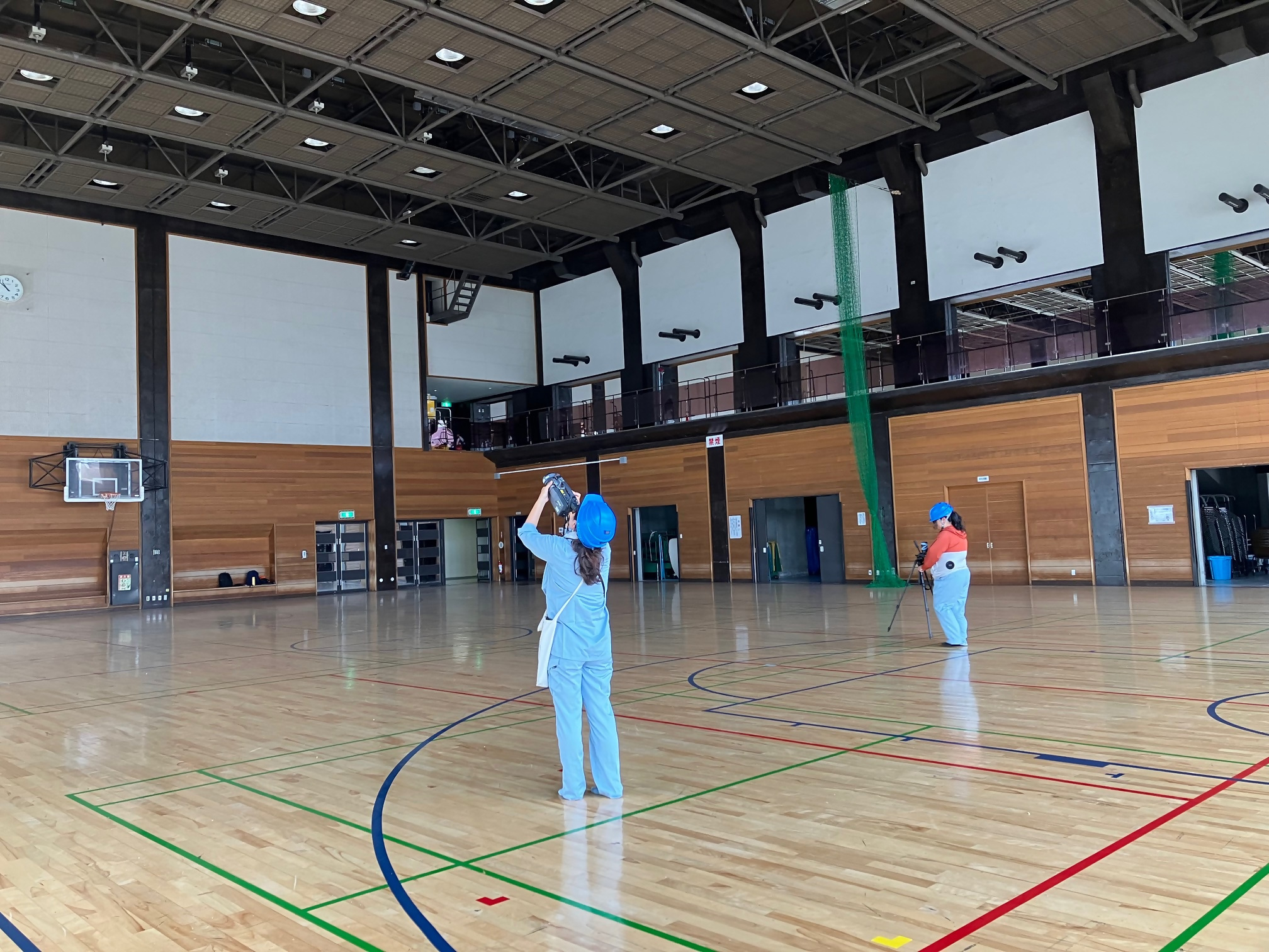 屋内からの天井劣化状況調査の様子