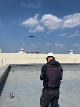 屋外からのドローンによる天井劣化状況調査の様子1