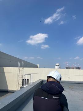 屋外からのドローンによる天井劣化状況調査の様子2