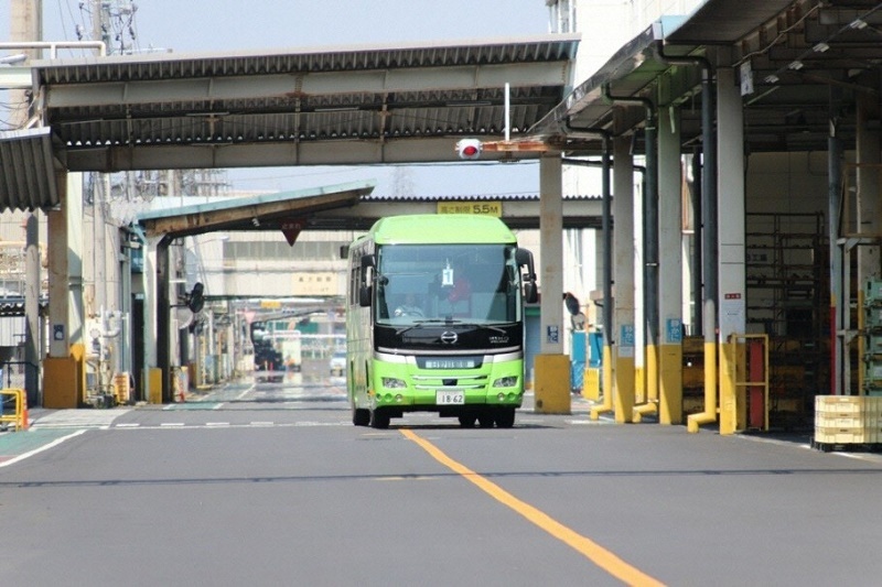 工場内を走るバス