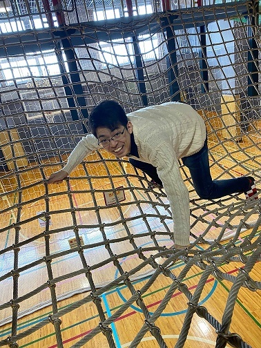 アスレチックにチャレンジする市民記者の様子