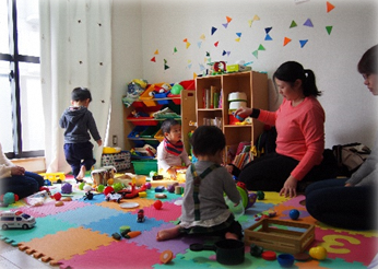 おもちゃで遊ぶこどもたち