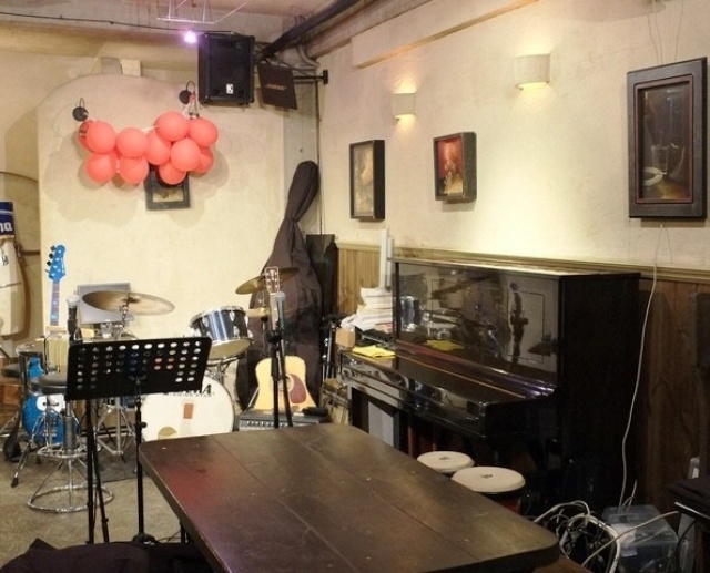 ピアノがあるライブバー