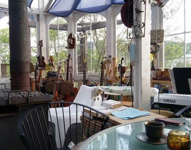 カフェ内に並ぶ楽器