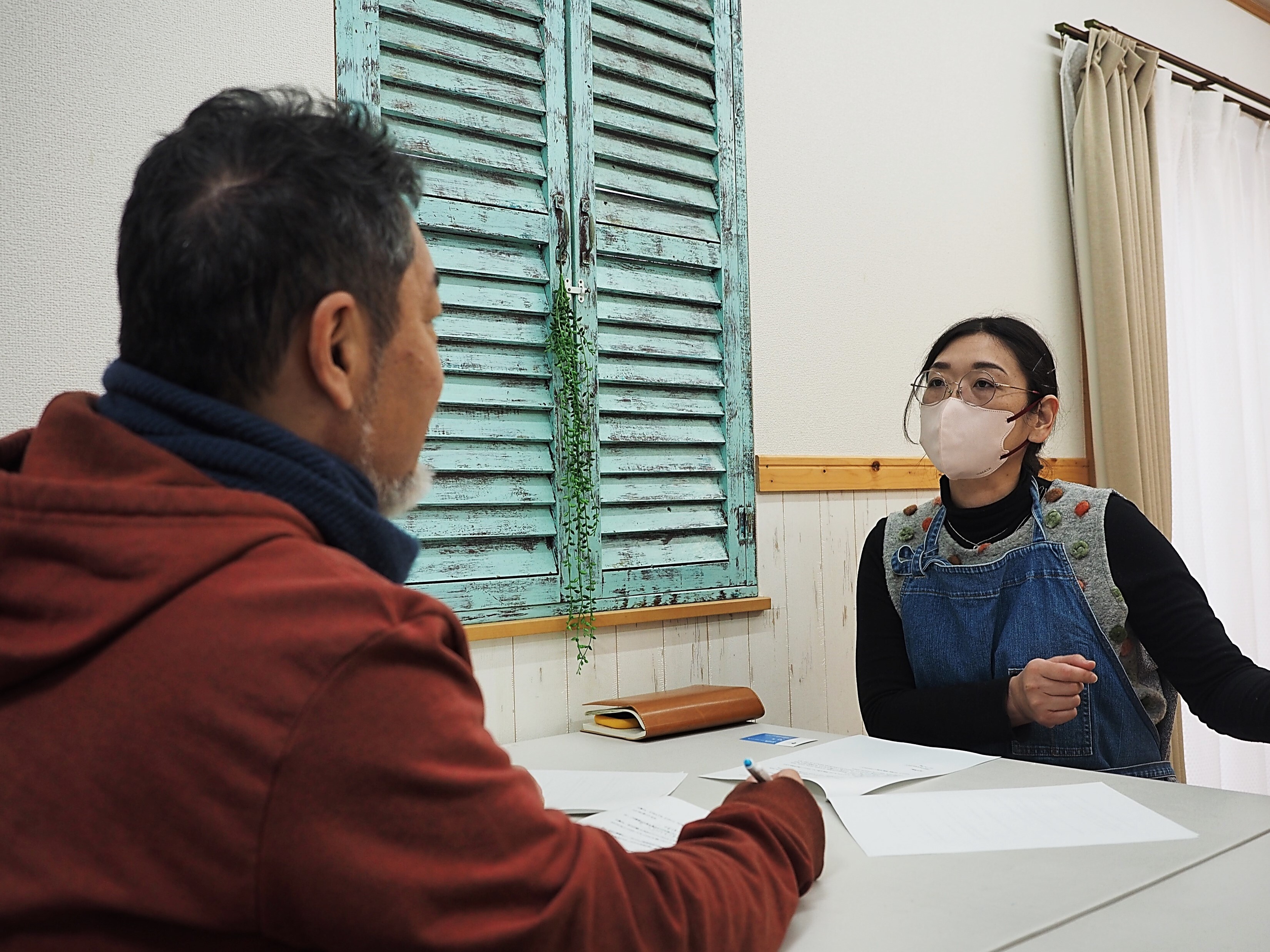 インタビューの様子の写真